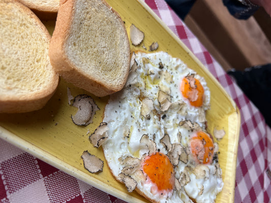 Uova al tegamino con il tartufo e piadina chetogenica