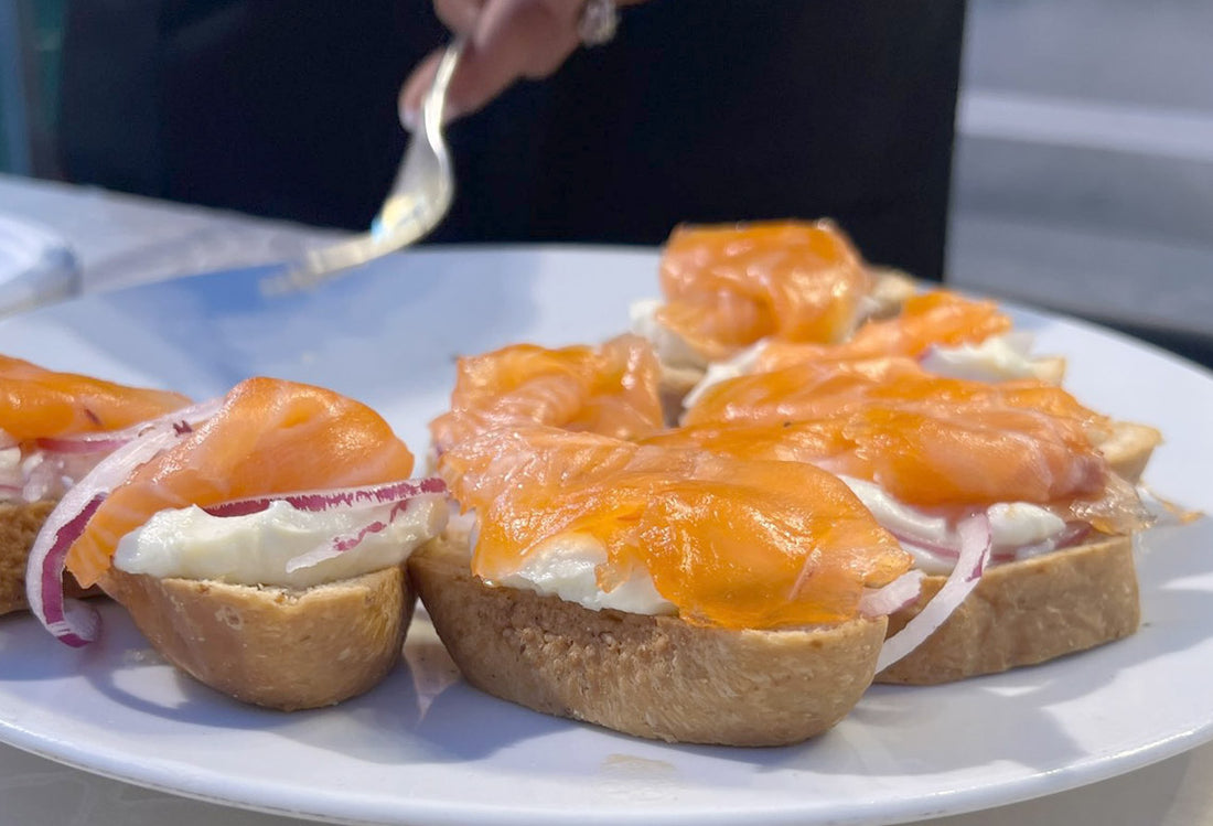 Tartine con salmone, mascarpone e tropea