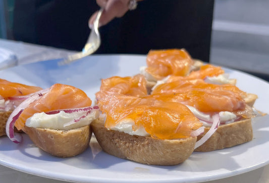 Tartlets with salmon, mascarpone and tropea cheese